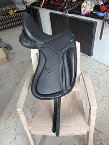 Silla de Doma Sintética Negra de Alta Calidad, Tipo Inglés, con Cincha y Estribos - Product Image 2