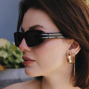 ZS-98167 Gafas de Sol Cuadradas Modernas para Mujer, Montura Negra de PC, Protección UV400 Clase 2, Diseño Ovalado - Product Image 1