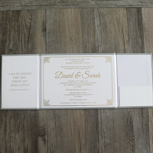 Cartes d'invitation de mariage personnalisées en velours avec monogramme en acrylique - Product Image 2