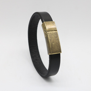 Bracelet <span class=keywords><strong>en</strong></span> cuir <span class=keywords><strong>en</strong></span> acier inoxydable pour hommes à la mode avec plaqué <span class=keywords><strong>or</strong></span> Bracelets polyvalents à boucle gravée au design simple à la mode - Product Image 4
