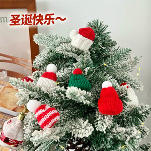 Mini gorros y bufandas navideños de punto, rojos y verdes, disfraces de muñecas de dibujos animados, decoraciones para fiestas navideñas. - Product Image 4