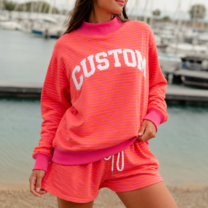 Conjunto de dos piezas de sudadera y pantalones cortos a rayas oversize para mujer <span class=keywords><strong>con</strong></span> cuello simulado, bordado de parche acanalado <span class=keywords><strong>en</strong></span> contraste, estilo casual. - Product Image 1
