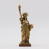 La statue de la déesse angélique de la liberté tenant une torche est en vente Statue en Métal, Sculpture en Laiton Bronze.
