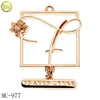 Étiquettes nominatives en métal de vêtement de haute qualité accessoires de maillots de bain plaqués or étiquettes en métal en alliage de Zinc vêtements logos décoratifs de lettre