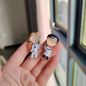 Japon sevimli Anime broş niş tasarım işık lüks erkek kadın doktor broş sadelik çift giyim yaratıcı aksesuarları - Product Image 1