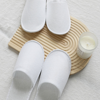 Chaussons blancs fermés en stock, antidérapants, semelle en EVA, bon marché, jetables