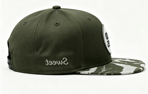Gorra Snapback Personalizada de Ala Plana Verde Oliva Estructurada de 6 Paneles con Parche Bordado, Logotipo Dulce, Camuflaje y Estampado de Mármol a la Moda - Product Image 3