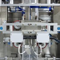 Machine de pesage et d'étiquetage PLC multifonction entièrement automatique pour le remplissage de sacs de sel, de riz, de bonbons, de sucre et de dattes en sachets en aluminium