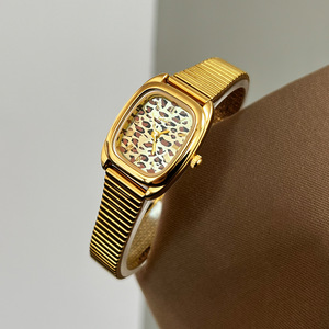 Montre à quartz rectangulaire pour femme en acier inoxydable avec cadran léopard, bracelet milanais, design élégant analogique à chiffres romains, design tendance - Product Image 3