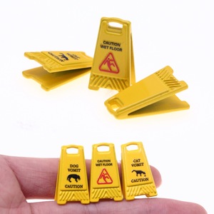 Miniatura Casa delle Bambole Xinchen: Segnale di Avvertimento Pavimento Scivoloso, Accessorio Scena Vomito Animale Domestico BJD - Product Image 1