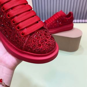 Chaussures décontractées de sport à semelles épaisses en cuir véritable, style slip-on, noires et rouges, cloutées de diamants, pour hommes et femmes, vente en gros d'usine - Product Image 4