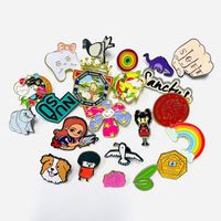 Épingles de revers en métal plaqué de haute qualité avec logo personnalisé, émail dur ou souple, badges personnalisés OEM pour chapeaux et revers, motifs de dessins animés