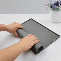Vente en gros de tapis d'alimentation en silicone pour chiens et chats et de tapis de nourriture antidérapant imperméable portable écologique tapis de toilette pour animaux de compagnie couleur personnalisée