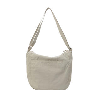 Sac à bandoulière pour femme, petit sac fourre-tout, sac à bandoulière, sac à main en tissu recyclé, sacs faits à la main, sac à main avec fermeture éclair, école, travail, voyage - Product Image 1