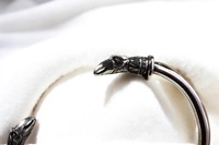 Brazalete Vikingo Nórdico Pequeño con Cuervo de Odín, Plata de Ley, Bañado en Rodio Negro, 20g, Huginn y Muninn, Joyería de Mitología Nórdica