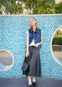 เสื้อกั๊กยีนส์ลำลองกันลมปี 2025 แบบสั่งทำพิเศษ คอจีน ผ้าเดนิมฟอก กระดุมแถวเดียว ทรงหลวม ไม่มีแขน สีน้ำเงินทั้งตัว - Product Image 3