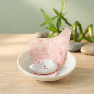 Moderno Porta Incienso de Cerámica con Forma de Conejo, Incienso Aromático Japonés Hecho a Mano por Kosaido Kyoto, para Todas las Estaciones - Product Image 1