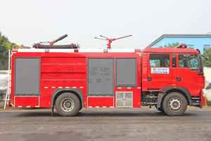 Camion de pompiers HHowo 4*2 à mousse sèche 6600L combiné avec un camion de sauvetage et de lutte contre les incendies à eau et mousse. - Product Image 2