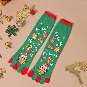 Calcetines de Navidad al por mayor <span class=keywords><strong>con</strong></span> cinco dedos, estampado de Papá Noel, de punto, de hilo acrílico peludo, calcetines de invierno para mujer, calcetines de interior. - Product Image 4