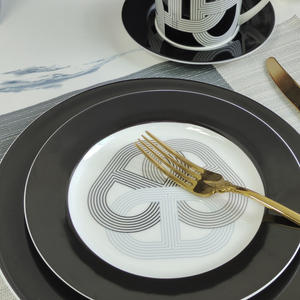 Offre Spéciale 2pcs Nordic Luxury Black Runway Restaurant Set Assiette en porcelaine avec boîte-cadeau - Product Image 3