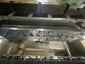 Alat Pres Plat Logam untuk Pemasangan Plat Penyangga Beam Belakang dengan Teknologi <span class=keywords><strong>Stamping</strong></span> Otomatis dan Progressive <span class=keywords><strong>Stamping</strong></span> Die - Product Image 3