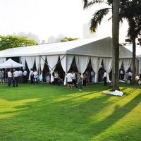 Location de tentes de réception extérieures climatisées pour mariages et événements, avec tables et chaises