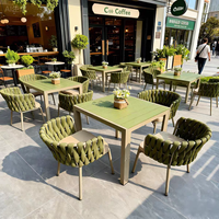 Ensemble de table et chaises de salle à manger carrées modernes pour l'extérieur avec plateau en bois grainé vert, cadre en aluminium, imperméable, pour jardin et balcon