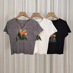 Haut court imprimé tendance à col en V pour femme, coupe ajustée, tricoté, manches courtes, extensible, blanc/noir, décontracté et <span class=keywords><strong>chic</strong></span> pour l'été - Product Image 1