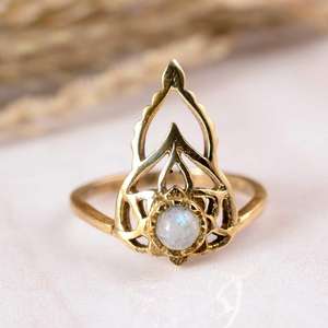 Anillo de compromiso de latón dorado con piedra lunar arcoíris, joyería delicada estilo boho con diseño de loto celestial para aniversario - Product Image 1