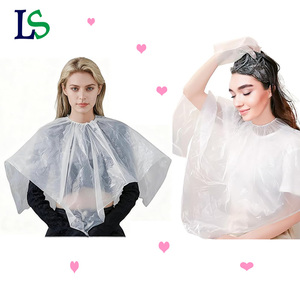 Peignoir de coiffure jetable en plastique PE imperméable pour la coupe, la permanente, la teinture, l'application d'huile et les soins en salon - Product Image 1