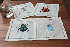 Serviettes de cocktail en lin Beetle Beauties – Serviettes à boisson réutilisables en lin 100 % naturel, motif d'insectes artistique pour bar, fête - Product Image 2