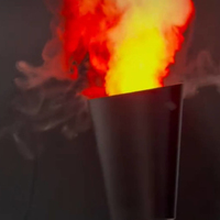 Accessoires de scène : Lampes à flamme en forme de cheminée avec effet de torche atomisée et lumière de motif, et torche de supporter à effet de vague de fumée rouge lumineuse