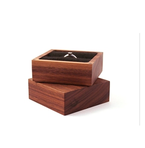 Boîte à bague en bois de noyer avec couvercle magnétique, gravure personnalisée, boîte cadeau pour demande en mariage, organisateur de bijoux, présentoir à bijoux - Product Image 1