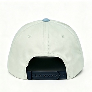 Casquette de baseball personnalisée bicolore blanc cassé et bleu clair à 6 panneaux avec patch tissé logo Golf Days, réglable avec fermeture snapback en plastique, pour le golf et les sports - Product Image 4