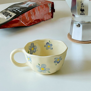 Taza de Café de Cerámica Irregular Hecha a Mano con Flores Bajo la Esmalte, Taza de Cereza - Product Image 4