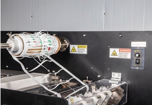 Module d'assemblage de formage d'étiquettes adhésives contrôlé par PLC Delta, avec quatre têtes de découpe en acier au tungstène et modules de refendage à froid - Product Image 2