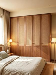 Armoire sur mesure en bois de cerisier d'Amérique du Nord massif avec <span class=keywords><strong>portes</strong></span> à insertions en rotin tressé pour chambre à coucher - Product Image 1