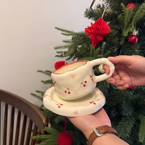 Tazza e piattino in ceramica dipinti a mano <span class=keywords><strong>con</strong></span> fiocco a forma di ciliegia, stile carino e raffinato, direttamente dalla fabbrica Lelyi, tazza da caffè di alta qualità per ragazze. - Product Image 2
