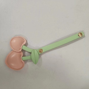 Porte-clés pendentif en forme de cœur vintage de haute qualité 2025 pour l'amour, charme de sac à main en cuir cerise pour filles, porte-clés promotionnels - Product Image 1