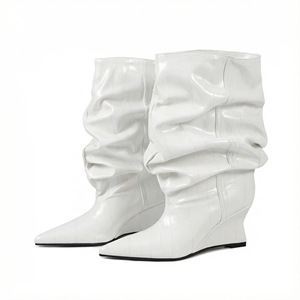 ODM OEM 2026 <span class=keywords><strong>Botas</strong></span> <span class=keywords><strong>de</strong></span> Mujer con Pliegues, Estilo Slouch, Altura Media, Punta Puntiaguda, Tacón <span class=keywords><strong>de</strong></span> Cuña, Microfibra, Impermeables, PU, Moda Otoño Invierno - Product Image 2