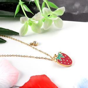 สร้อยคอแฟชั่นผู้หญิง ดีไซน์สวยงามรูปสตรอว์เบอร์รี่ ประดับเพชรซิคอน สร้อยคอจี้คุณภาพสูง ทำจากสแตนเลส เหมาะเป็นของขวัญ - Product Image 6