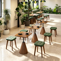 Ensemble de mobilier pour café : Banquettes en cuir PU et bois massif, tables et chaises commerciales durables pour bistrots et salons de thé