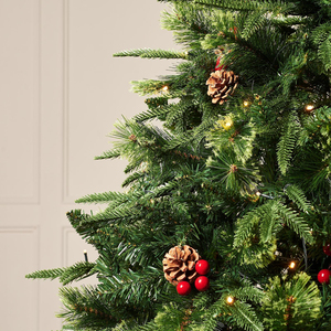 Sapin de Noël réaliste pré-éclairé à LED avec baies rouges et cônes de pin, sans interstices - Product Image 2