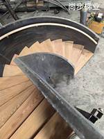 Escalier en colimaçon avec garde-corps en acier, escalier intérieur avec rampes en acier, marches en chêne massif, escalier en colimaçon avec marches en verre, escalier en marbre