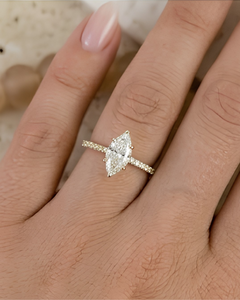Bague de fiançailles pour femme en or massif 18 carats avec diamant taille marquise et diamants latéraux, certifiée IGI, style classique - Product Image 2