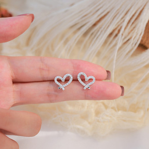 Orecchini a perno classici in lega a forma di cuore per donna, alla moda, a forma di amore, regalo per feste e uso quotidiano - Product Image 3