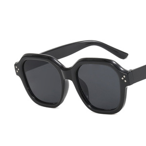 Lunettes de soleil vintage rectangulaires irrégulières avec logo personnalisé, verres UV400, lunettes de soleil pour femmes - Product Image 3