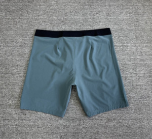 Shorts de sport pour homme à séchage rapide, gris uni, taille élastique, mi-longueur, en nylon et élasthanne tricoté, shorts de boxe, boardshorts - Product Image 4