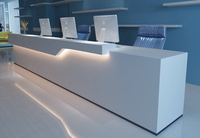 Comptoir de réception de bureau en placage pour hall commercial – Fabrication sur mesure