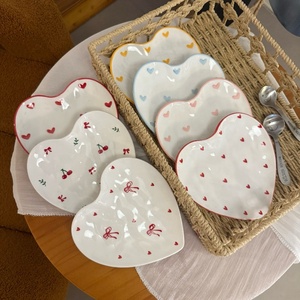 2025 नए क्रिसमस डिजाइन सफेद सिरेमिक कॉफी कप डिश सेट दिल के आकार हैंडपेंट चेरी धनुष पोर्सिलेन मग और सॉकर - Product Image 3